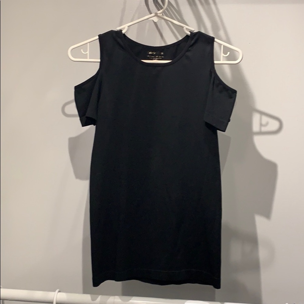 Shoulder-less t shirt